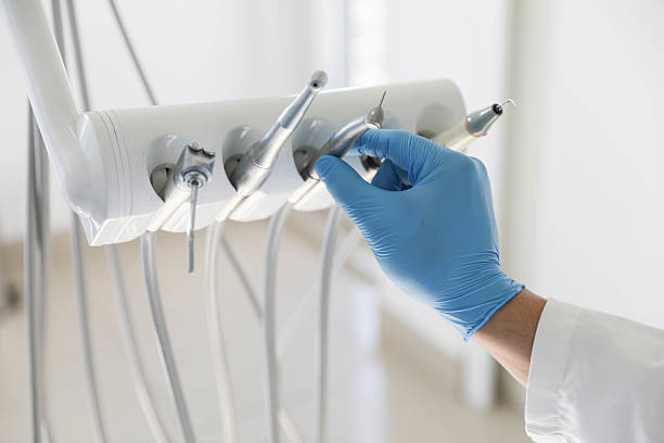 Professional Tooth Extraction technician working in Kenilworth, IL